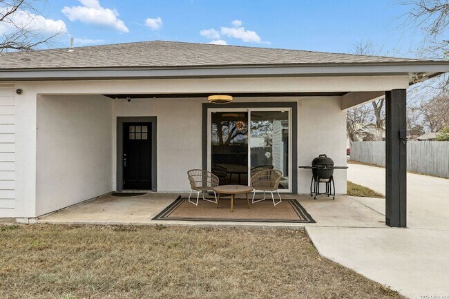 Building Photo - 303 Pendleton Ave