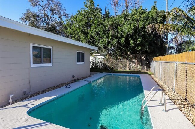 Building Photo - 1301 Farragut Dr N