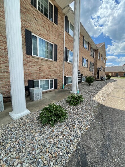 Primary Photo - 1101 W Maple St