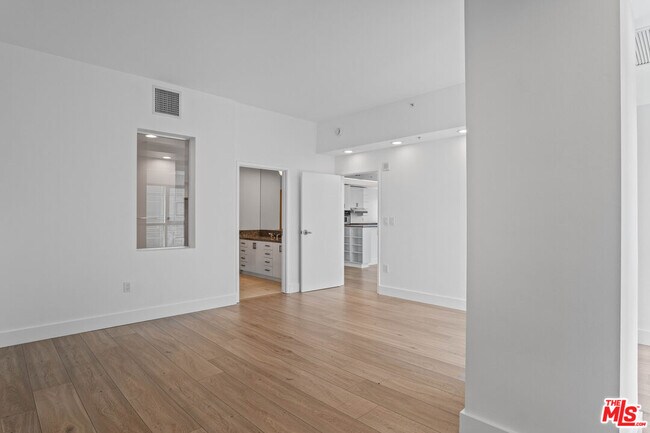 Building Photo - 13700 Marina Pointe Dr