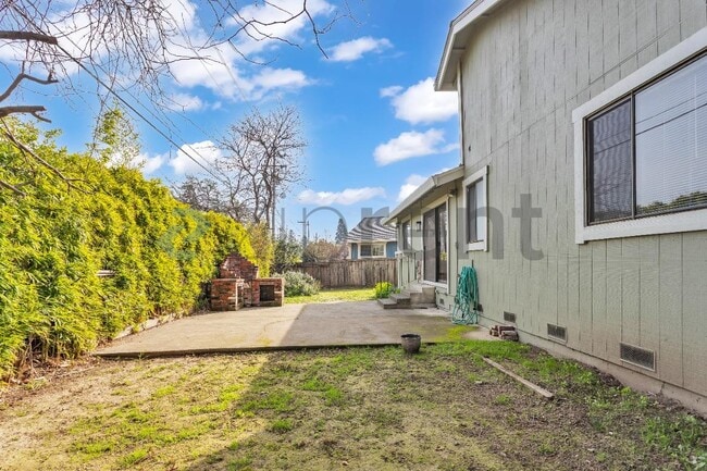 Building Photo - 25 Leslie Ct