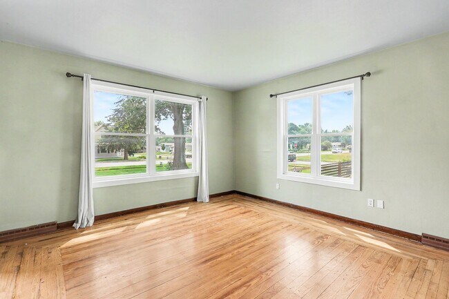 Building Photo - For Rent – 4 Bed 2 Bath Home