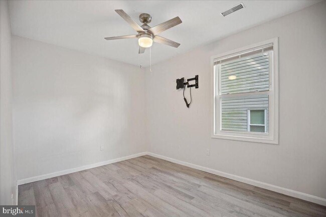 Building Photo - 906 Elfin Ave