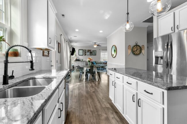 Building Photo - 230 Parrish Ln