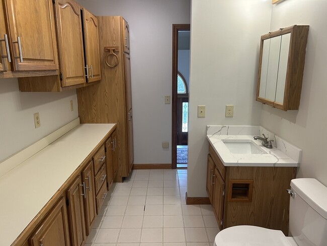 Building Photo - 20 Breeze Dr