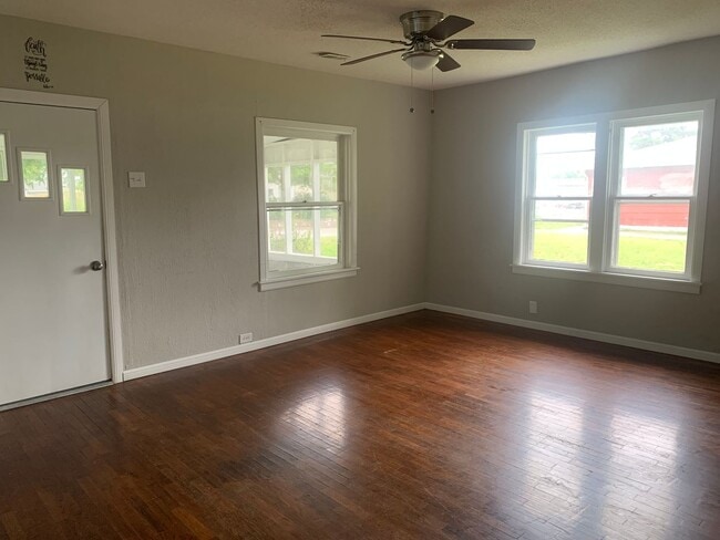 Building Photo - LEASETAKEOVER: NO DEPOSIT NEEDED!!!!  Adorable and large 3 bedroom house with screen in Porch! Ap...