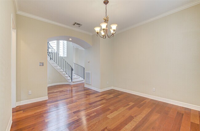 Building Photo - 1117 W 18th St