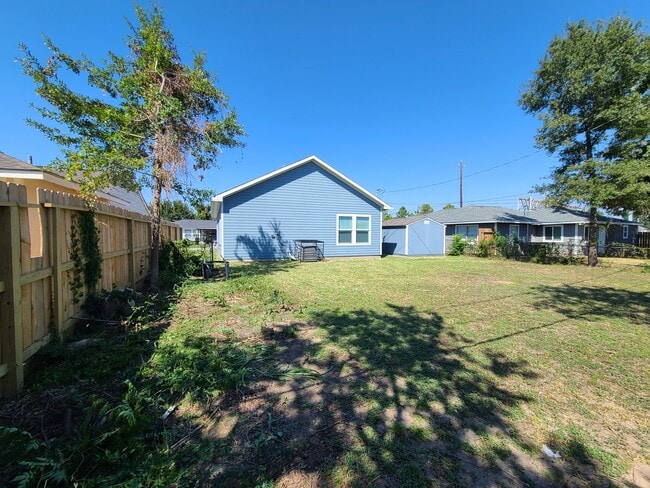 Building Photo - 3151 Roe Dr
