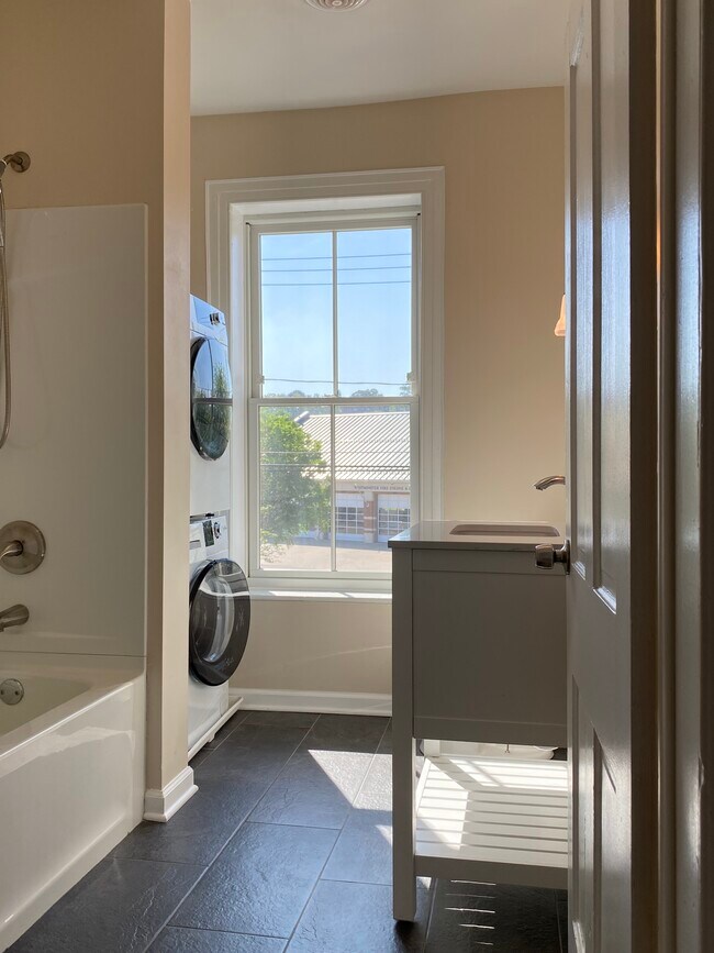 Building Photo - 13 John St