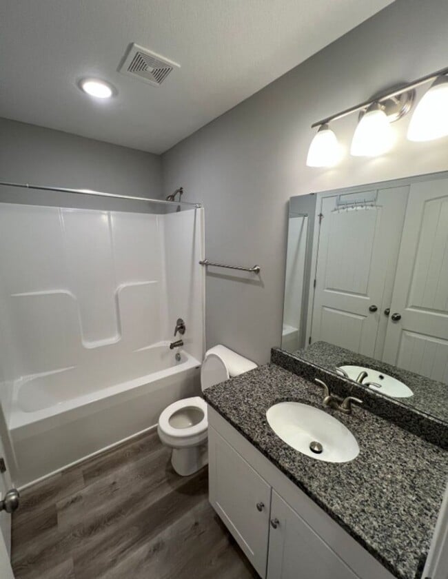 Building Photo - Charming 2 Bedroom, 2.5 Bath Townhome with...