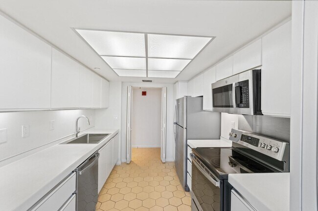 Building Photo - 123 Lakeshore Dr