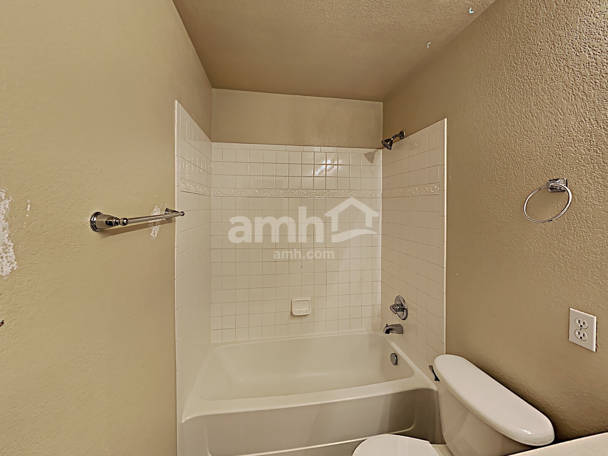 Building Photo - 13945 Jasmine St