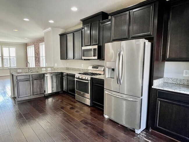 Building Photo - IMPRESSIVE STAFFORD TOWNHOUSE!