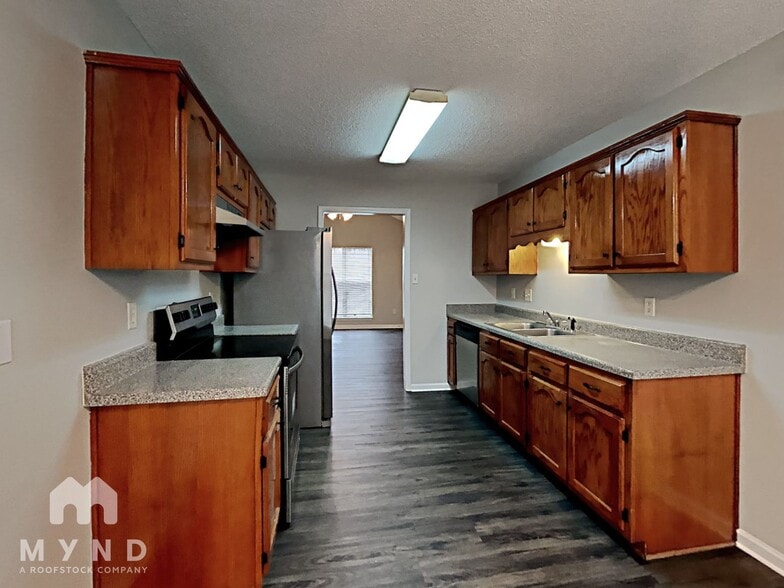 Building Photo - 7825 Sarah Ann Dr S