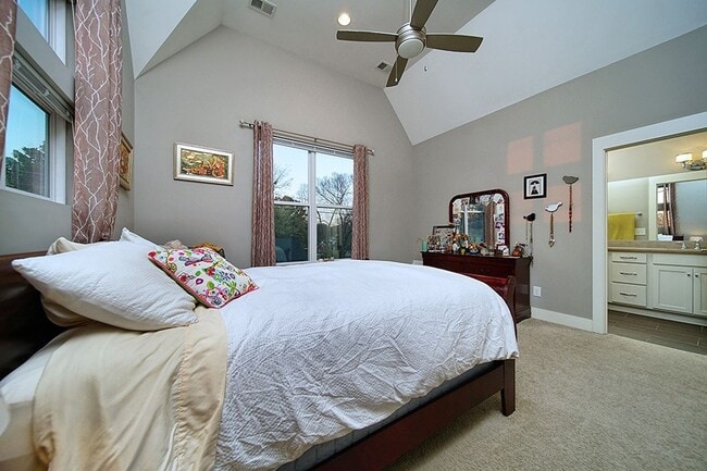 Building Photo - Don't miss this gorgeous 3BE/2.5BA in Desi...