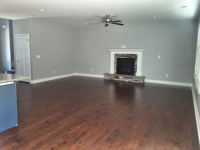 Building Photo - West Knoxville 37922 - 4 bedroom, 3 bath home - Contact Sharon Arnwine (865) 313-7215