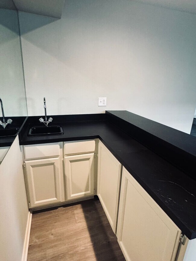 Building Photo - Beautifully Updated 2BR/2BA Condo in Gated Community – Modern Finishes & Pool Access