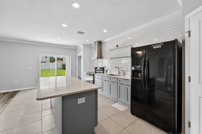 Building Photo - Stunning 5 bed/ 2 bath