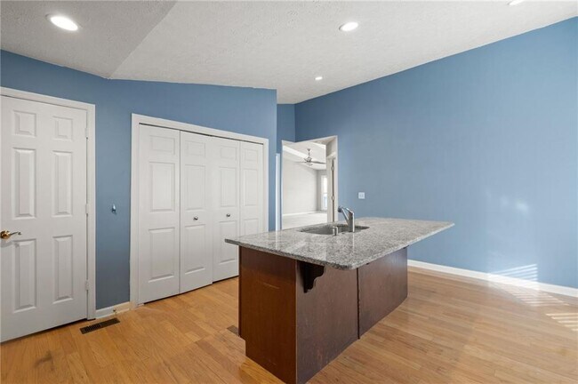 Building Photo - 675 Clearwater Pl