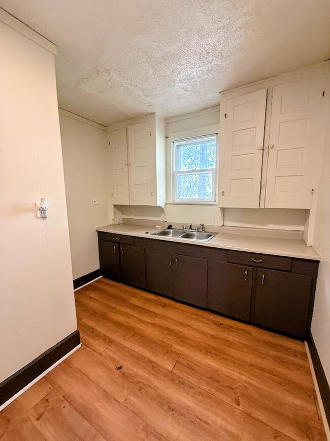 Building Photo - 2048 2nd St NE