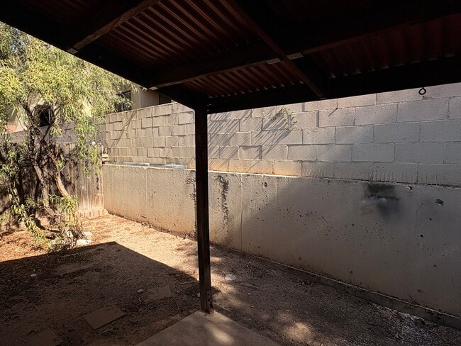 Building Photo - 3708 N Country Club Rd