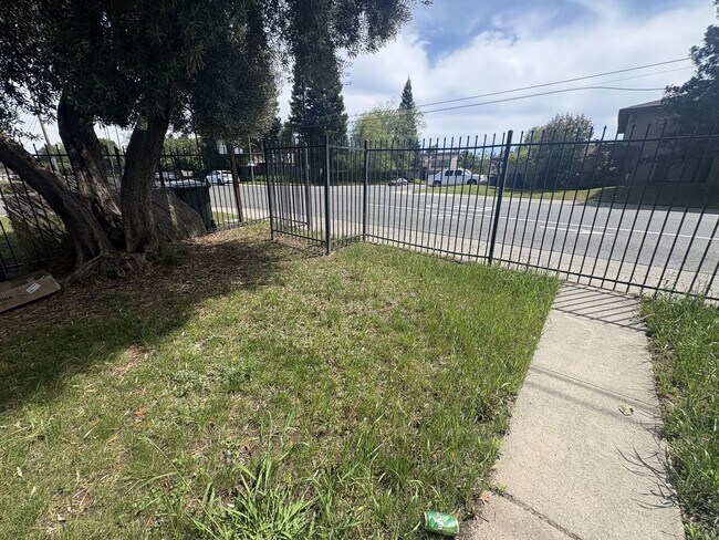Building Photo - MOVE IN SPECIAL! $100 OFF FIRST 2 MONTHS OF RENT!!! 2 BEDROOM 1 BATH
