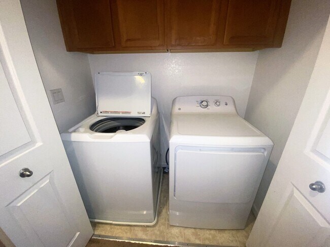 Building Photo - Spacious Elk Grove Townhome!!