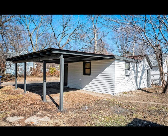 Building Photo - 405 Newton St