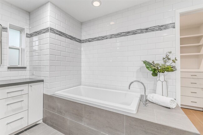 Building Photo - 12326 Old Oaks Dr