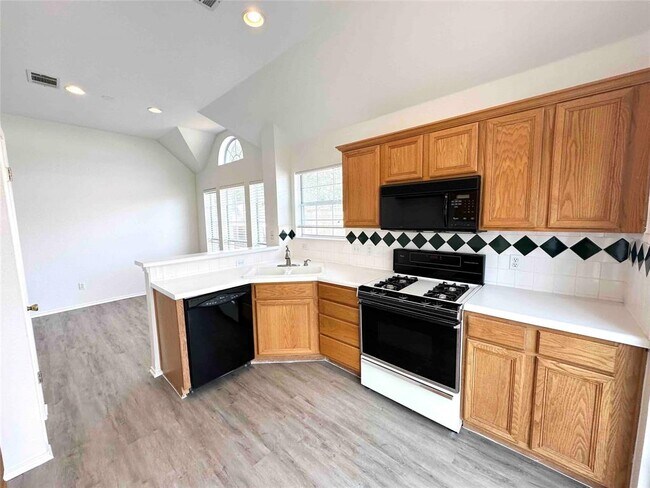 Building Photo - 1812 Twisted Oak Dr