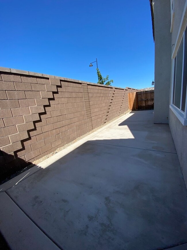 Building Photo - Gorgeous Like Low Maintenance 4 Bedroom wi...