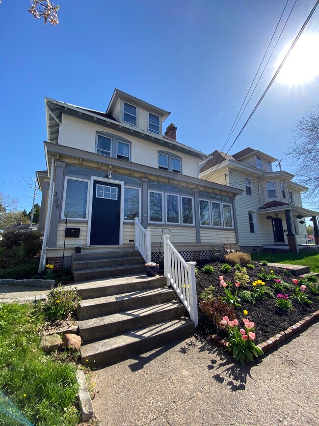 Building Photo - 328 4th Ave
