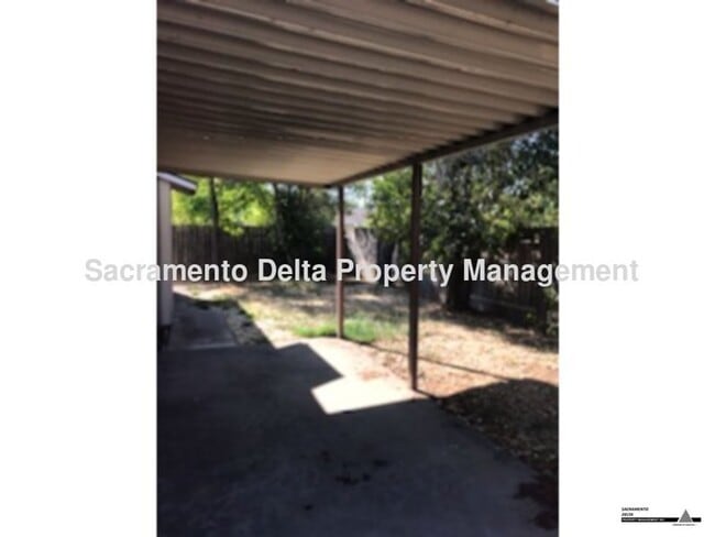 Building Photo - Updated 4bed/2 bath home in South Sac