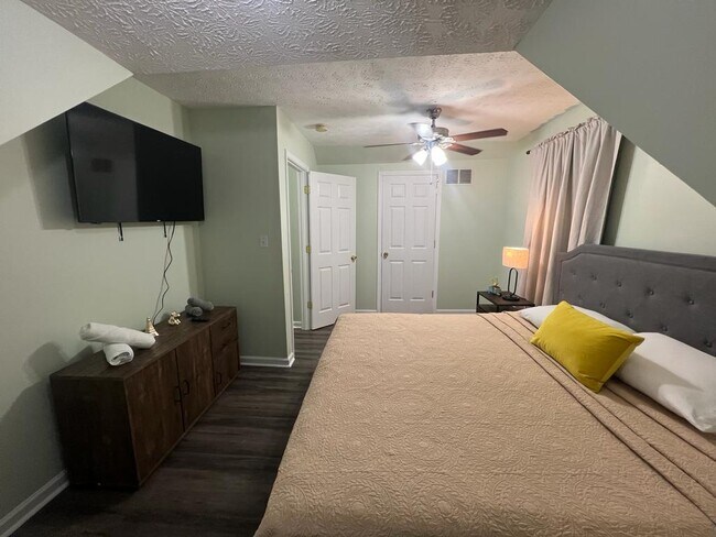 Building Photo - 1219 Forest Dr