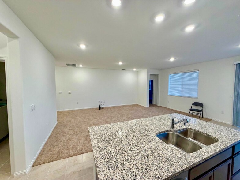 Building Photo - 1570 Pinchot Dr