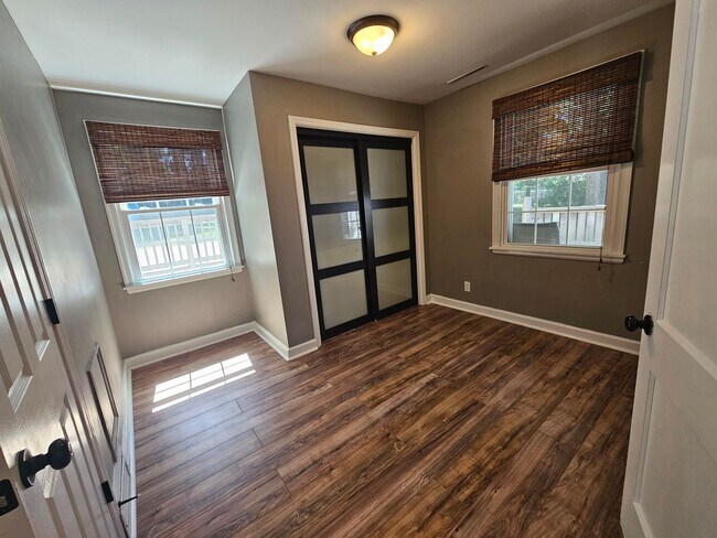 Building Photo - NEW LISTING!!!!!