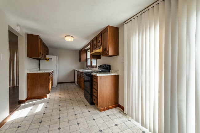 Building Photo - 224 N Vance Dr