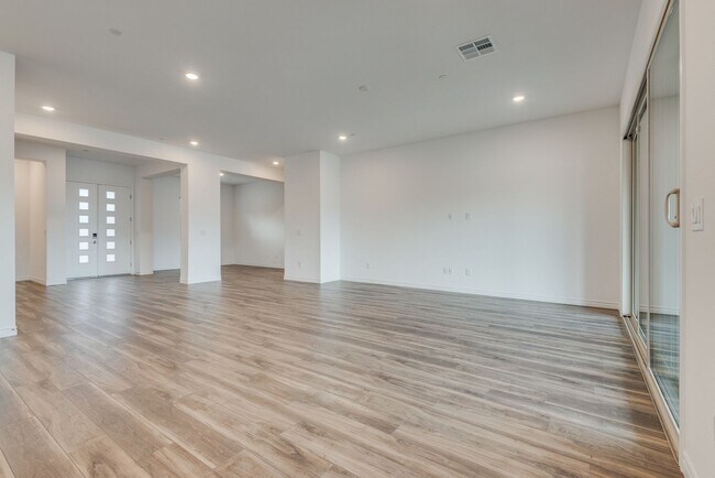 Building Photo - 12608 Heritage Hts Dr