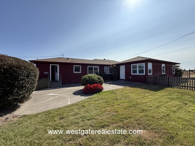 Building Photo - 427 Corona Rd