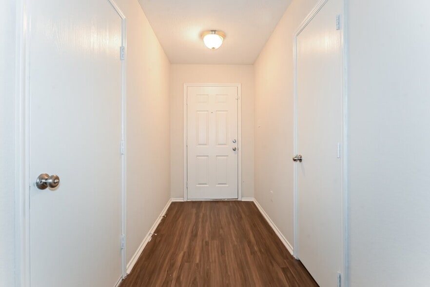 Building Photo - 1011 Caliente Dr