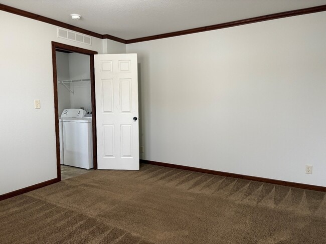 Building Photo - 324 Spring Park Dr