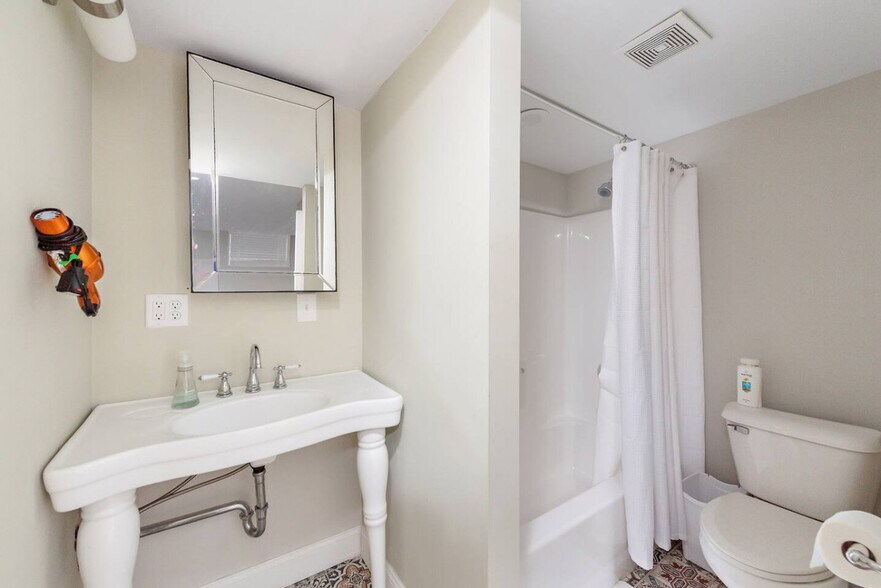 Building Photo - 107 E Clifton Ave