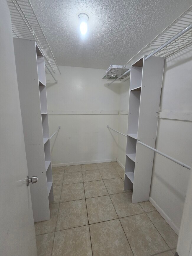 Building Photo - 9231 Antrim St