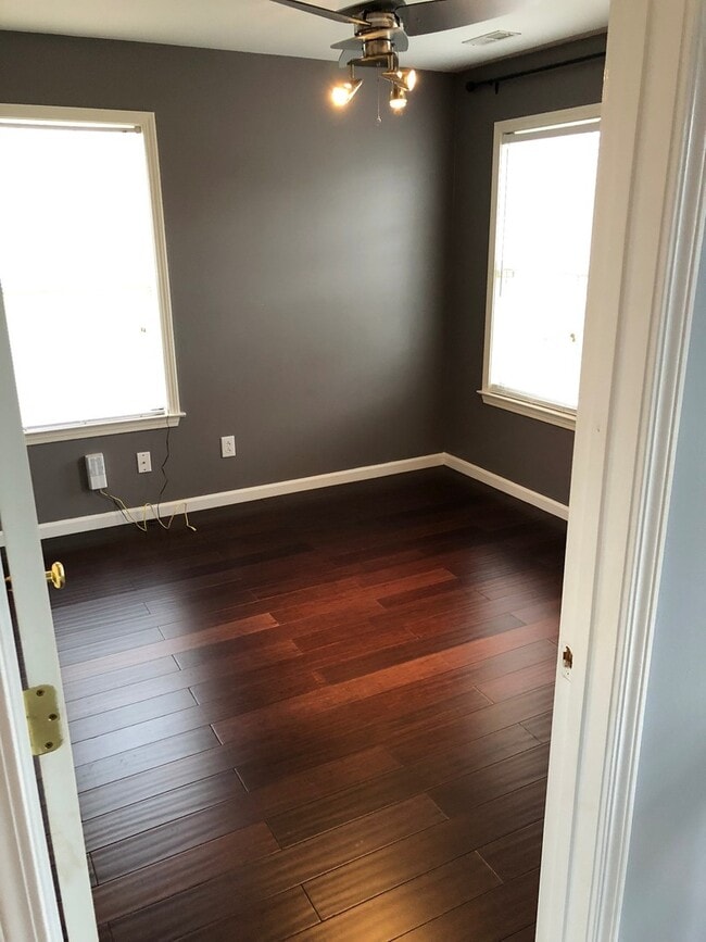 Building Photo - 1132 Summerville Cir
