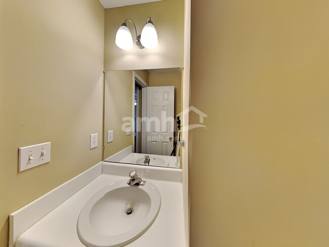Building Photo - 4825 Old Field Dr NE