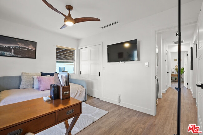 Building Photo - 14828 Saticoy St