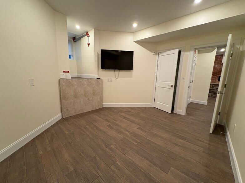 Building Photo - 1614 Beacon St