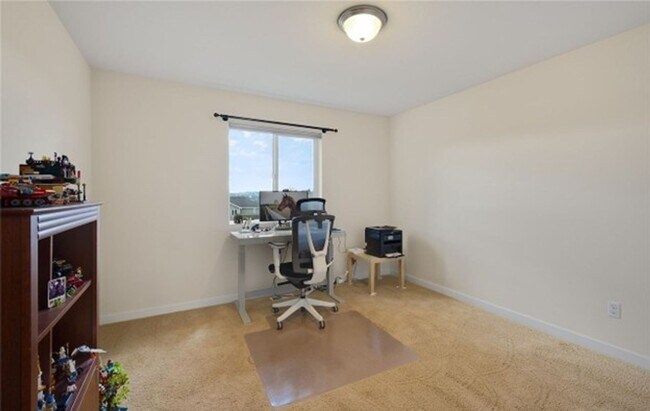 Building Photo - North facing 4-bedroom 2.5 bath house in B...