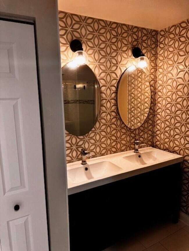 Building Photo - Available Now! Absolutely gorgeous 3 bedro...