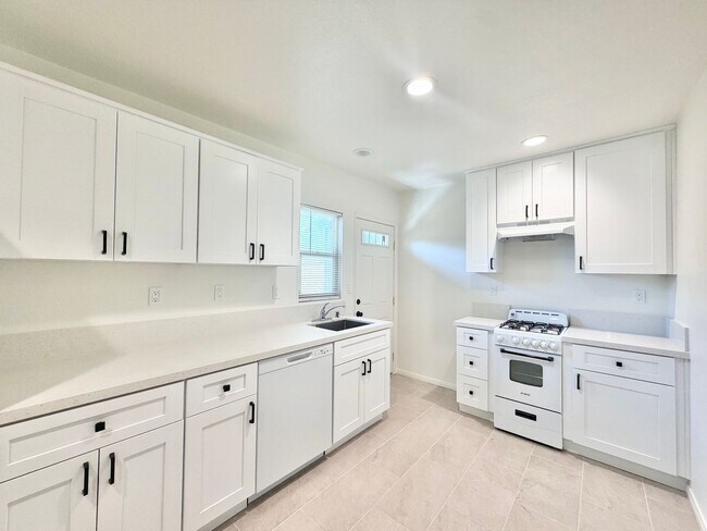 Building Photo - AVAILABLE NOW!! Studio Apartment in Palm Springs!